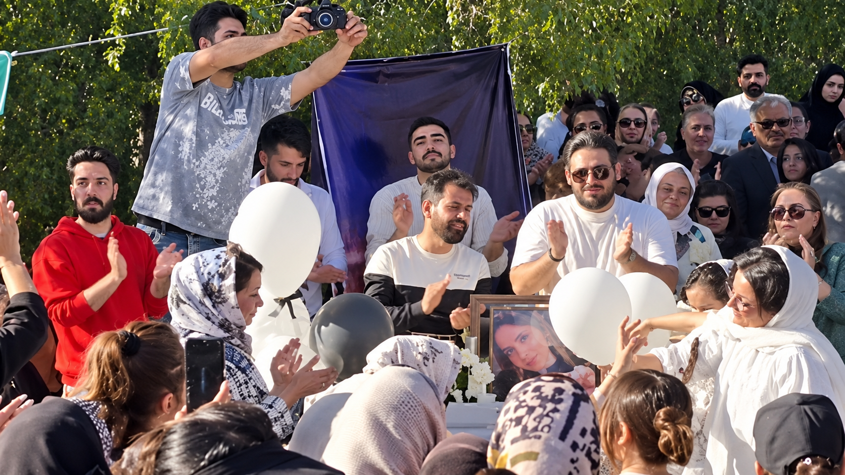 گردهمایی یادبود زیر درختان